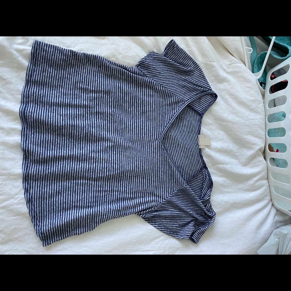 Cropped navy blue vcut shirt